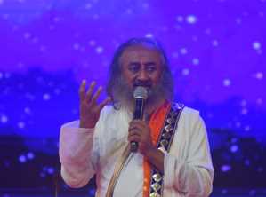 देश की व्यवस्था में सकारात्मक बदलाव को लेकर श्रीश्री ने की पीएम मोदी की तारीफ